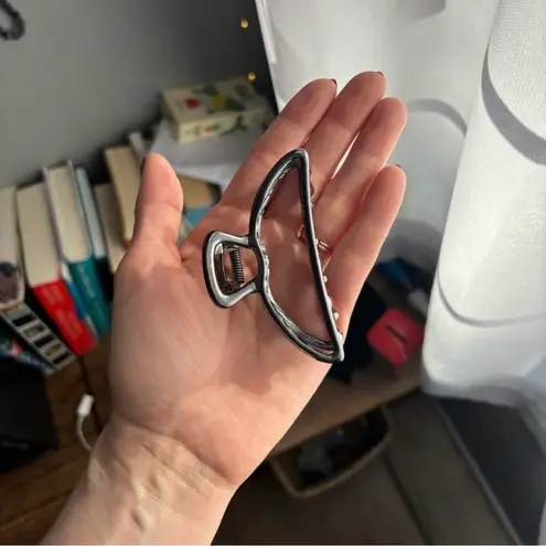 Kitsch Hematite Open Shape Claw Clip Silver