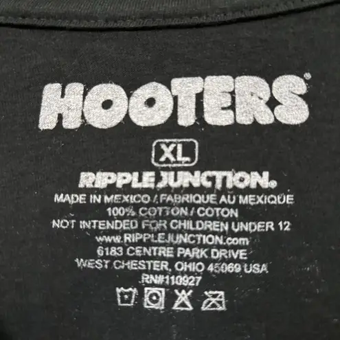 Hooters Praise Happy Hour T-Shirt Size Extra Large