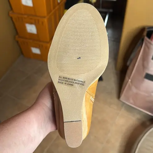 NWOT DV Dolce Vita Gladice Wedge Bootie Tan Size 9