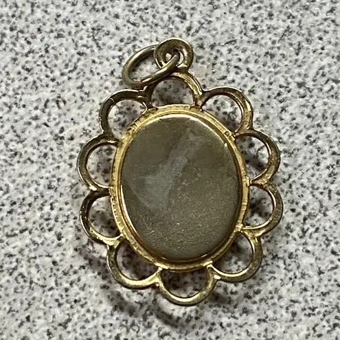 Vintage Gold Tone Scalloped Edge Red Enamel Abalone Flower Charm Oval Pendant