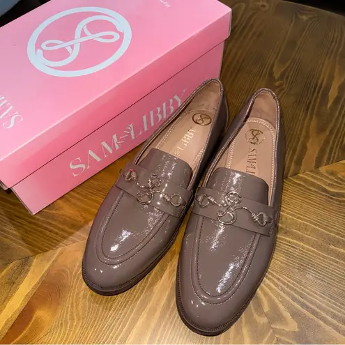 Sam & Libby Brielle Loafers Taupe Patent Gold Chain 9.5
Quiet Luxury Old Money