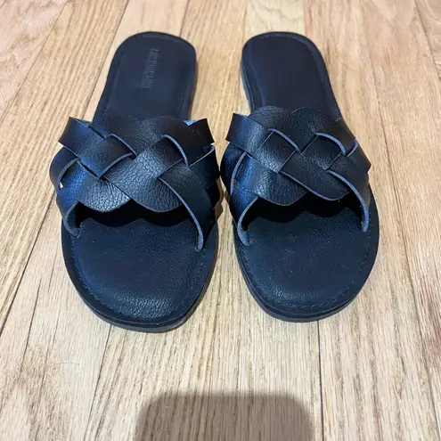 Cushionare Black Sandals with Sleek Design