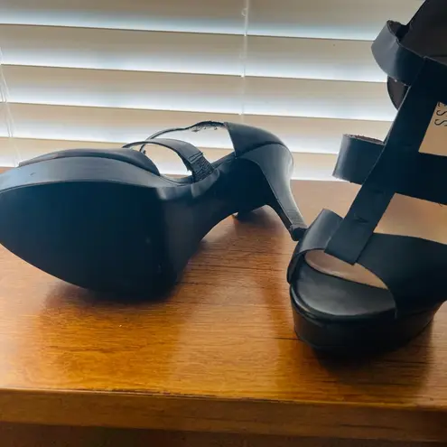 Guess  Brand Women’s heels. Zipper in back.