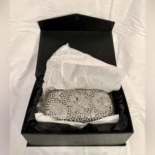 NWOT Unbranded Crystal Evening Clutch w/ Floral Motifs, Comes w/ Box Silver