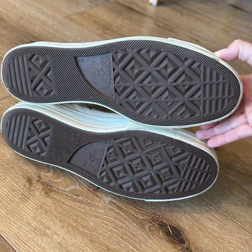 Converse  Cream High-Tops with Embroidered Floral Design Size 11 Women’s