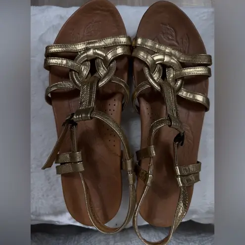 Born Metallic Gold Leather Sandals Made in Mexico Comfort Shoes size 9/40 1/2