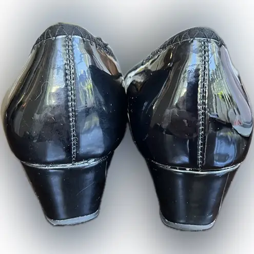 Bandolino Women's Tad Wedge Pumps, Black Gold Buckle, B-Flexible Size 6.5