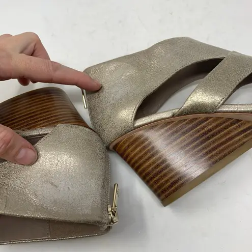 Donald Pliner Size 9 N Jenkin Gold Metallic Leather Wedge Sandal Back Zip Cutout