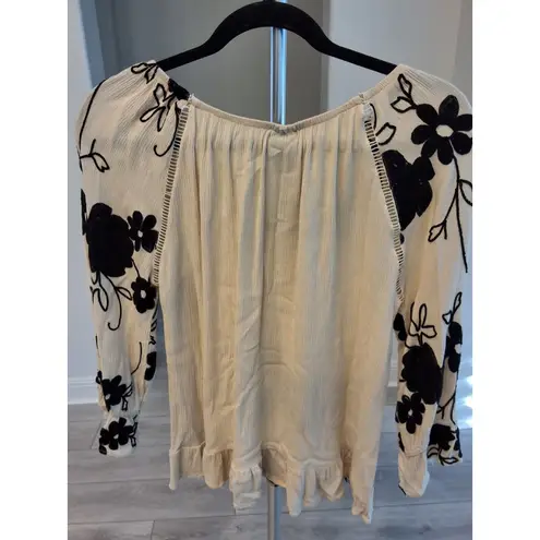 Liv Los Angeles Womens Sz S Black/White Embroidered Flowers Ruffle Tunic Top White