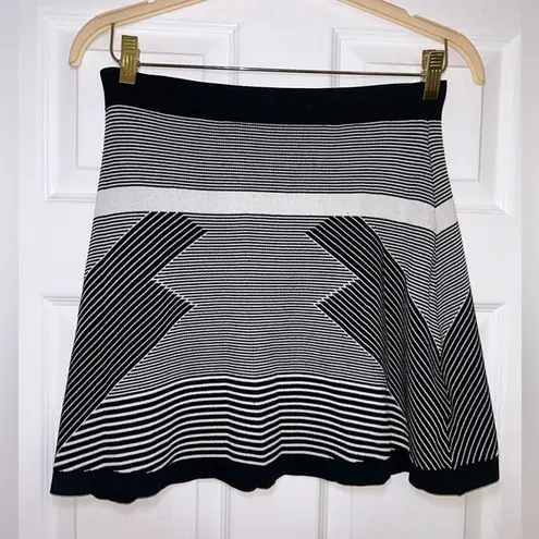 Olive & Oak Knit Black & White Striped Mini Skirt w/ Elastic Waist Size Small