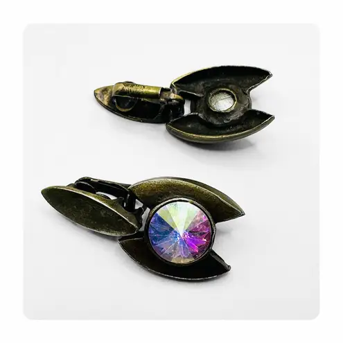 β
Vintage Very unique clip on earrings with iridescent jewel center