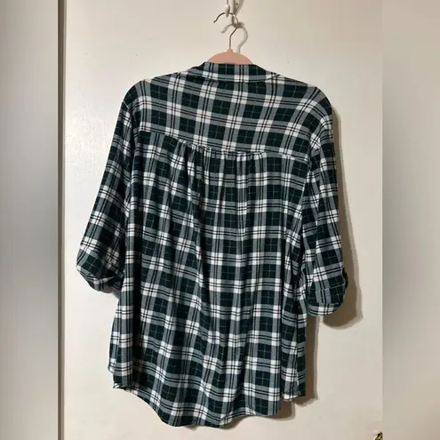 Discreet Women’s 1x plaid top