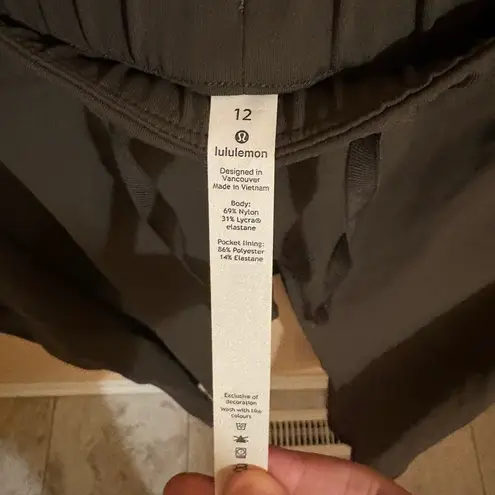 Lululemon  On The Fly 23* Crop Pants in Dark Olive