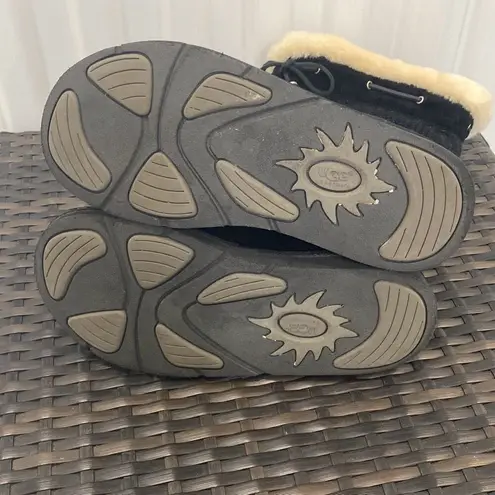 UGG  Suburb Crochet Knit Boots Size 9