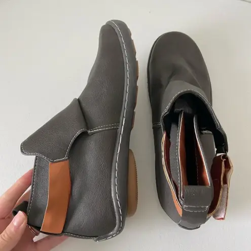 NEW | Women’s ankle Velcro strap fashion boots — size 10.5 Gray