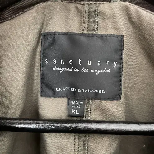 Sanctuary  designed in LA. Camo‎ Jacket. Size XL - Image 2