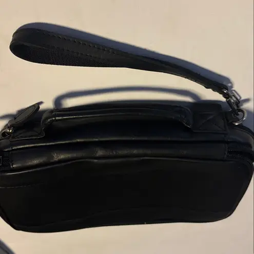 LL BEAN BLACK LEATHER WRISTLET DOUBLE ZIP CLOSURE ONE SLIP POCKET OUTSIDE
UNISEX
