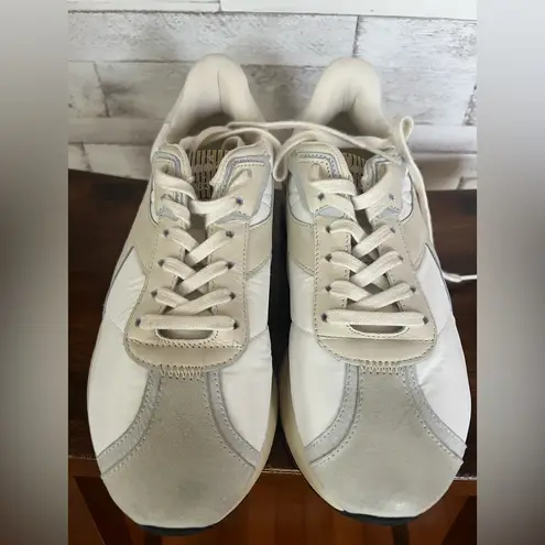 DIADORA Gender Inclusive Mercury Elite Water Resistant Sneaker in Size 6 5. (Wo) White