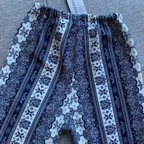 Boohoo NWT  Leanne Boho Paisley Print Flare Pants