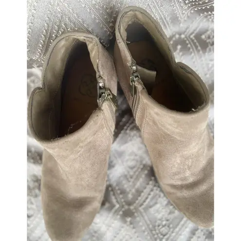 Daisy Fuentes Ankle Boots - Fall Booties - Size 6- Brown Boots