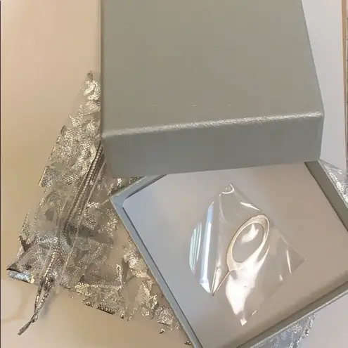 Adjustable ring with reversible color insert.