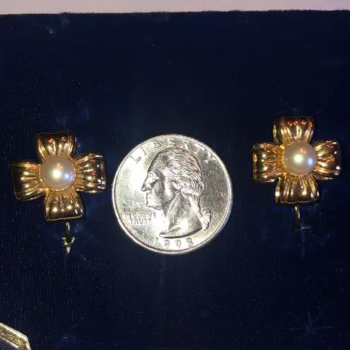 Crystaline Brand Vintage Gold Tone Flower Faux Pearl Retro Clip On Earrings