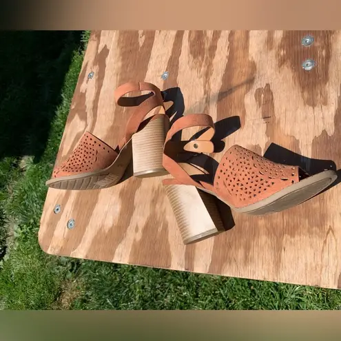 Qupid  CUTOUT HEELED‎ SANDALS (HAZEL SUEDE) size 7 spring summer boho ankle fall