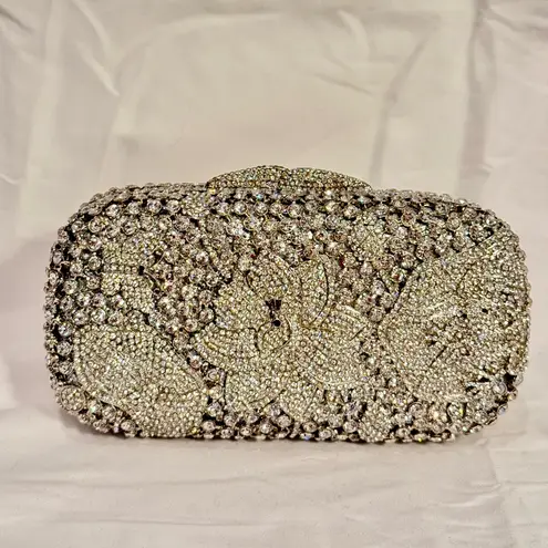 NWOT Unbranded Crystal Evening Clutch w/ Floral Motifs, Comes w/ Box Silver