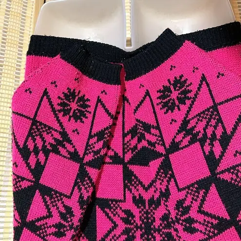 In the Park Vintage 1990s Y2K Hot Pink Sweater Black Snowflake Pattern Small