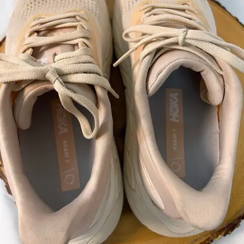Hoka Arahi 7 running shoes Frost/Rose Gold Women’s Size 7