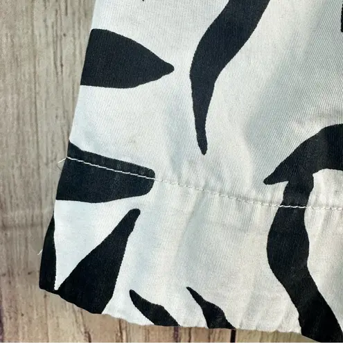 Free Assembly Stylish Black and White Women's Shorts Size M