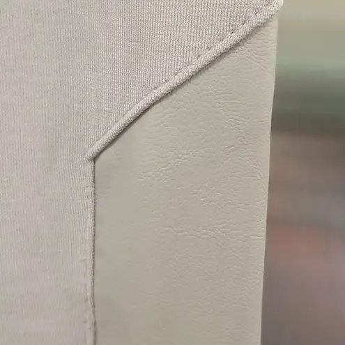 💕PEONY💕 Gray Hig Rise Leggings Faux Leather Panels L NWT Size L