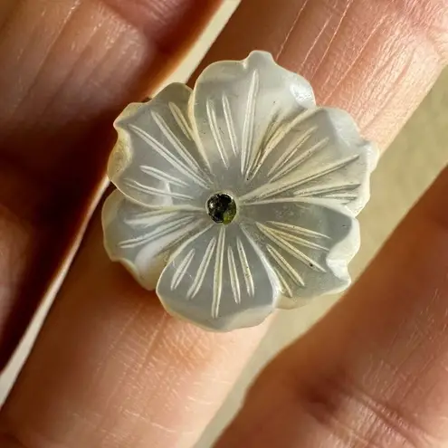 Sterling silver mother of pearl moveable vintage flower ring