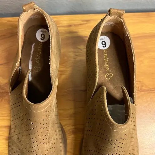 Baretraps Rizzo Perforated Faux Suede Ankle Boots Size 9 Tan Block Heel NEW