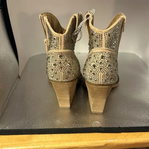 Very G Fashion boots size 6 1/2. Absolutely beautiful the boots have beautiful bling