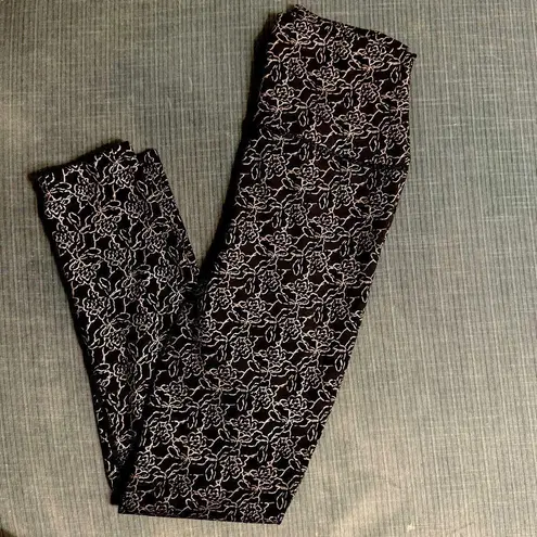 Carbon 38 Black High Rise 7/8 Lace Floral Pearl Print Metallic Silver Leggings