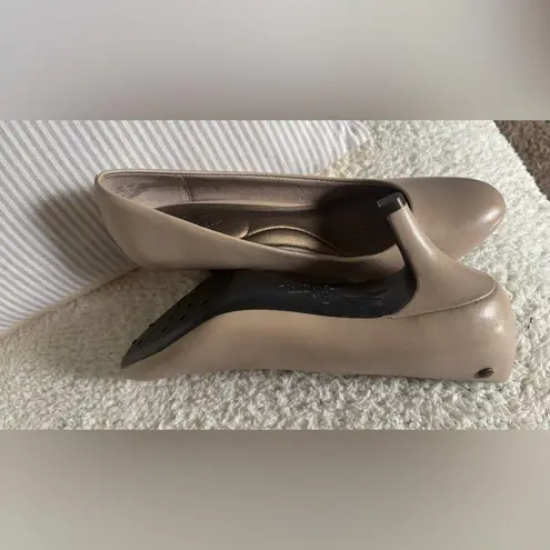 Life Stride Tan Heels Elegant Comfort