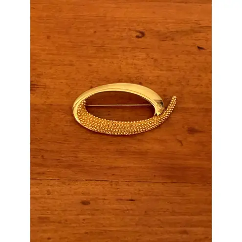 Monet Vintage 1980s Signed Gold Tone Swirl Textured Brooch Chic Sophistication