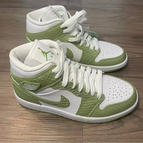 Jordan Womens Air  1 Mid SE Green Python Size 6