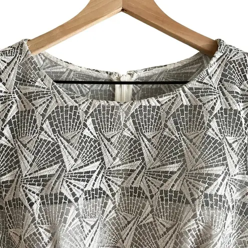 David Meister Lace Overlay Sheath Cocktail Dress in Metallic Silver Geo, Size 6