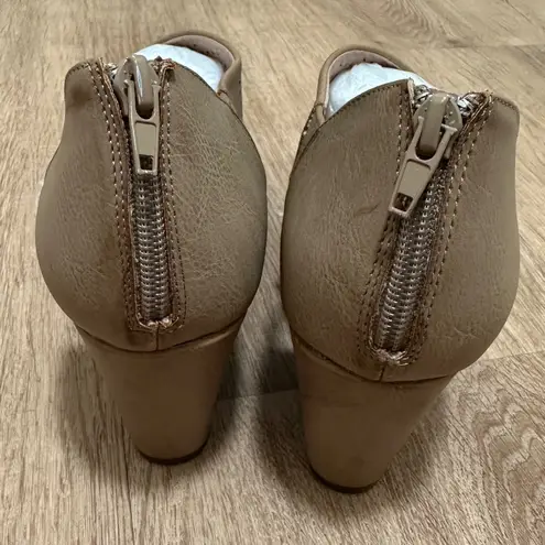 JOURNEY COLLECTION | Women's Aretha Cutout Perforated Ankle Zip Wedge Sandals Tan Size 9.5