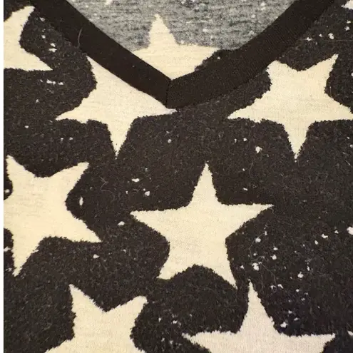 NEUE Women's Black & White Star Print V