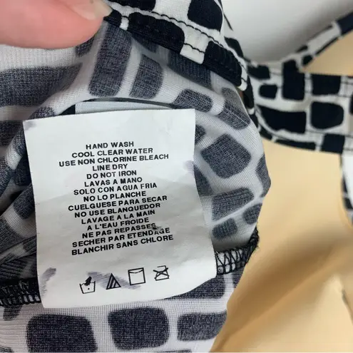 MiracleSuit size 10 medium Black white pattern one piece swim suit bathing slim