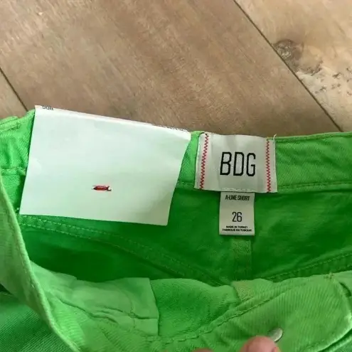 BDG NWT Urban Outfitters  A-line Shorts Bright Green Denim Chewed Hem Sz 26