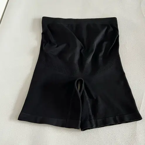 A pea in the pod Maternity Short Size S/M Secret Fit Mid-Thigh Shaping Black