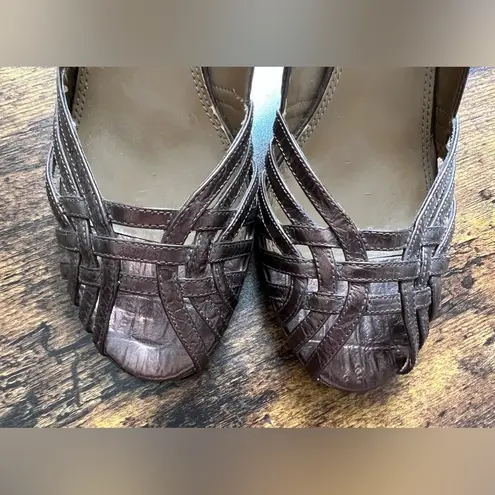 Tahari | Mel ladies high heeled peep to shoes. Size: 9M.