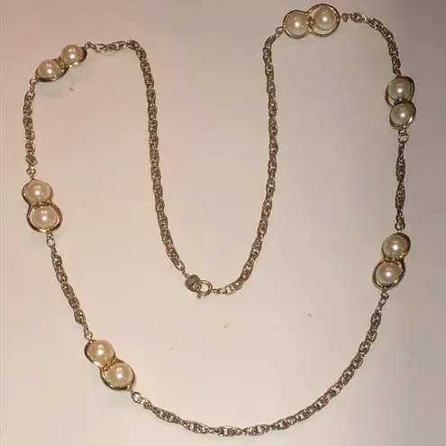 Elegant Vintage Gold Tone and Faux Pearl Classic Retro Necklace