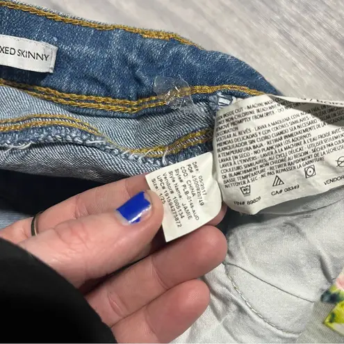 Black Daisy Amie Relaxed Skinny Floral Jeans; 1/25 Junior