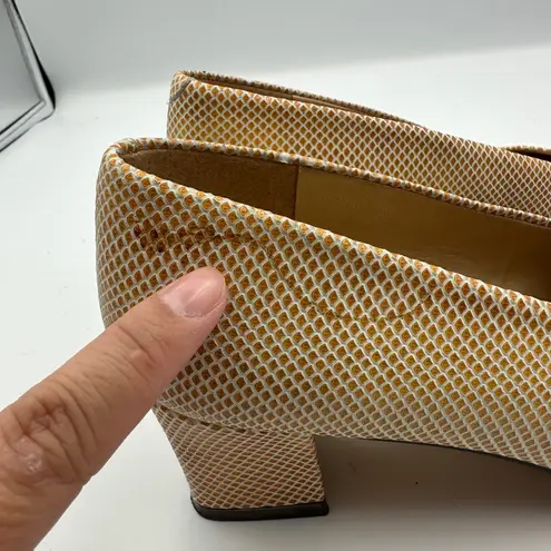 Enzo Angiolini Womens 9 Heels Pumps Dress Shoes Beige Square Toe Classic Spain