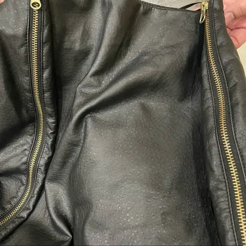 Romeo + Juliet Couture  black vegan leather miniskirt with side zippers /M / EUC - Image 4